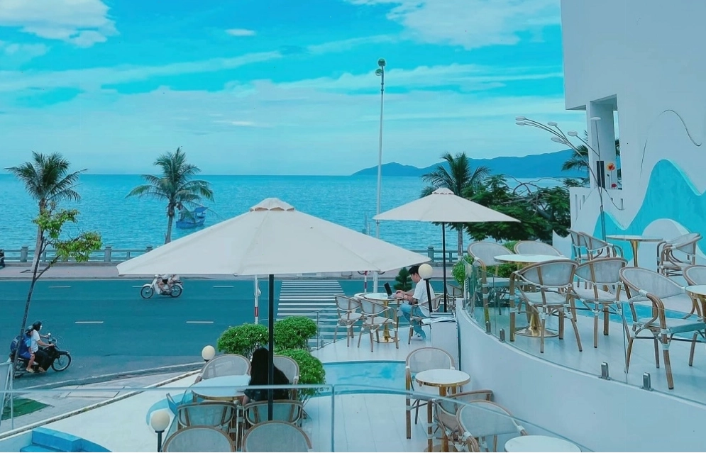 Không gian sang trọng tại Ana Beach House Restaurant nhìn ra biển