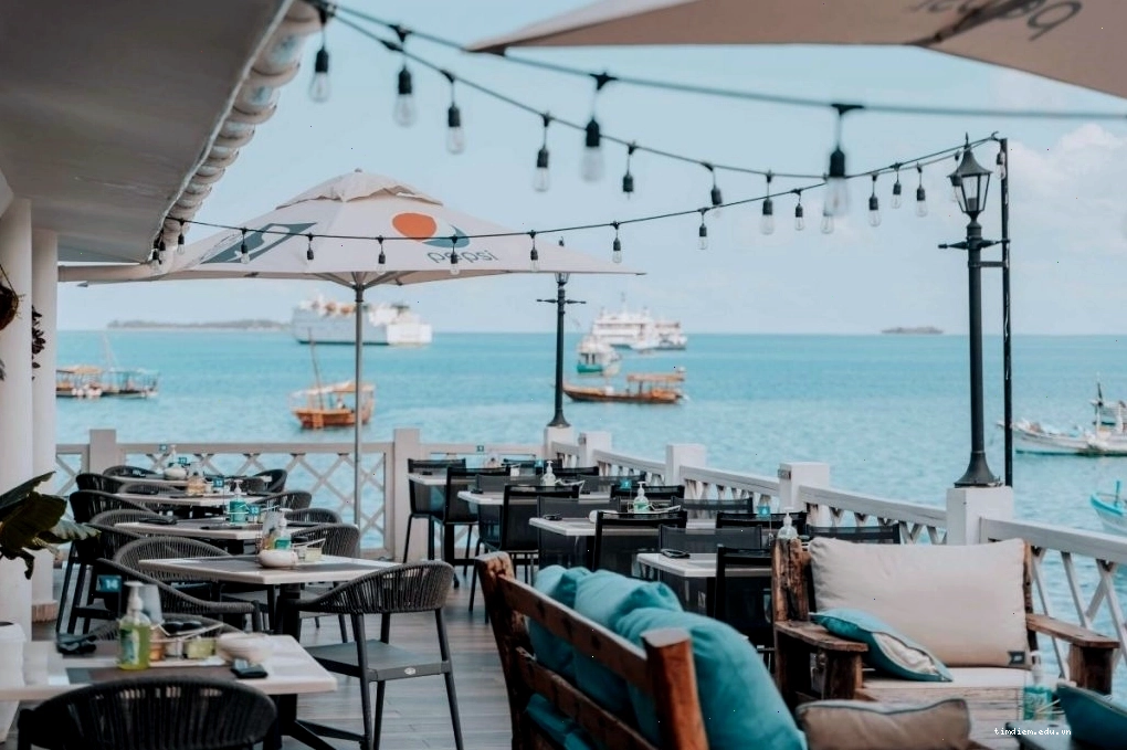 Không gian sang trọng tại Azure Beach Lounge