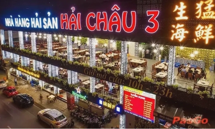 Không gian sang trọng tại Nhà hàng Hải Châu với nhiều hồ hải sản tươi sống