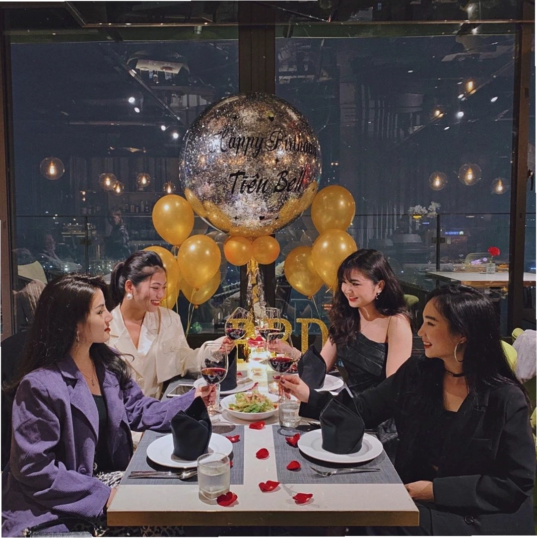 Không gian sang trọng tại Panorama Restaurant với ánh đèn lung linh