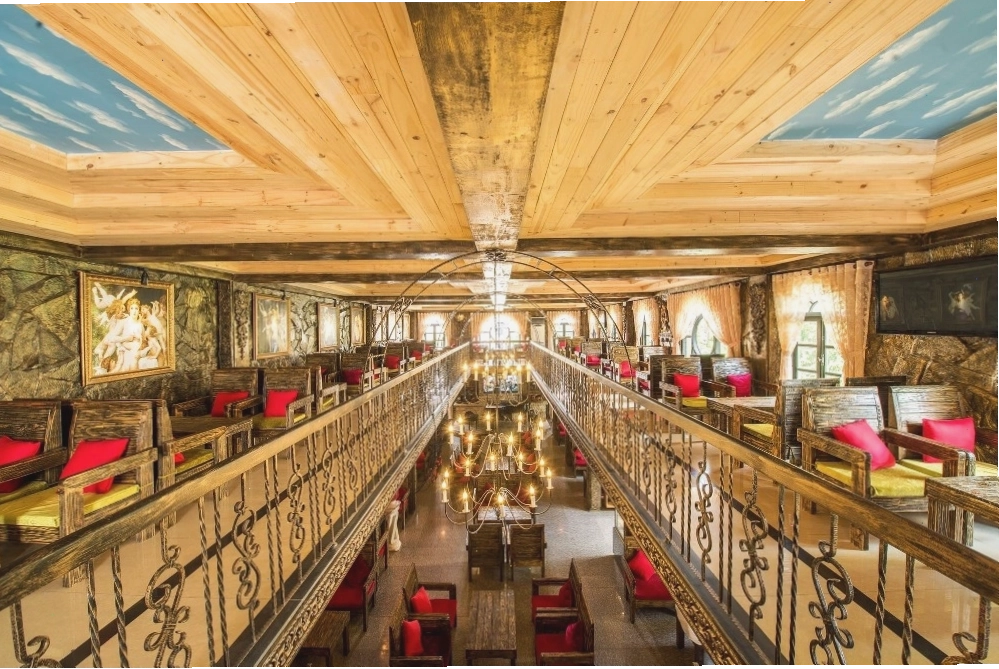 Không gian sang trọng và độc đáo của Stone Castle Cafe