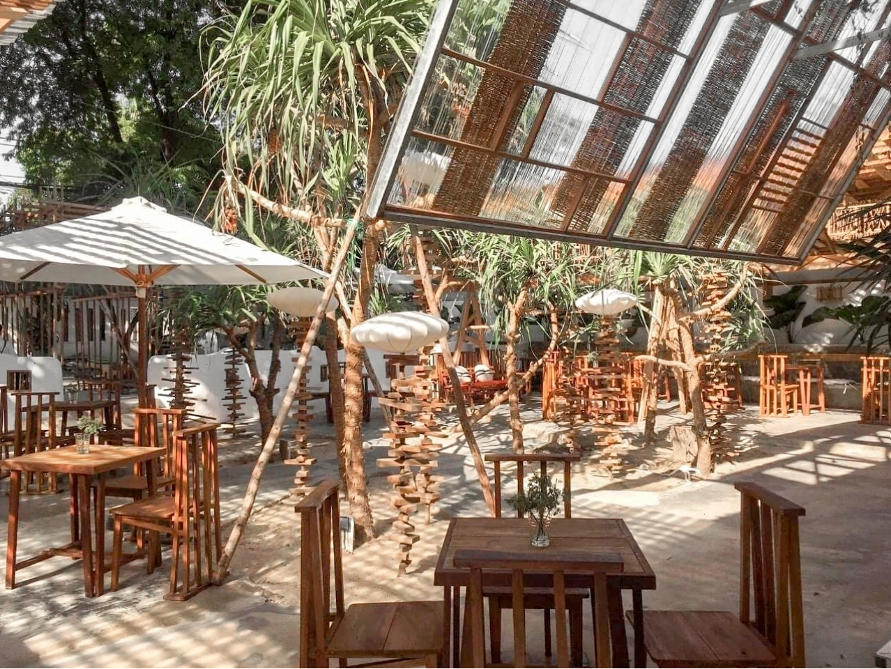 Không gian sang trọng và hiện đại của Elmar Coffee