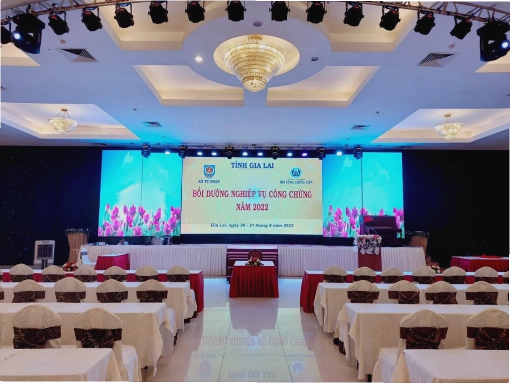 Không gian sảnh tiệc sang trọng tại Trung tâm Hội nghị Tiệc cưới Pleiku Palace