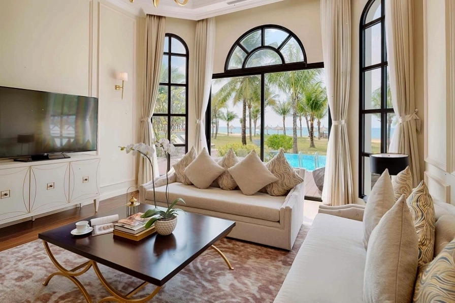 Không gian sinh hoạt chung của villa Vinpearl Phú Quốc hướng biển
