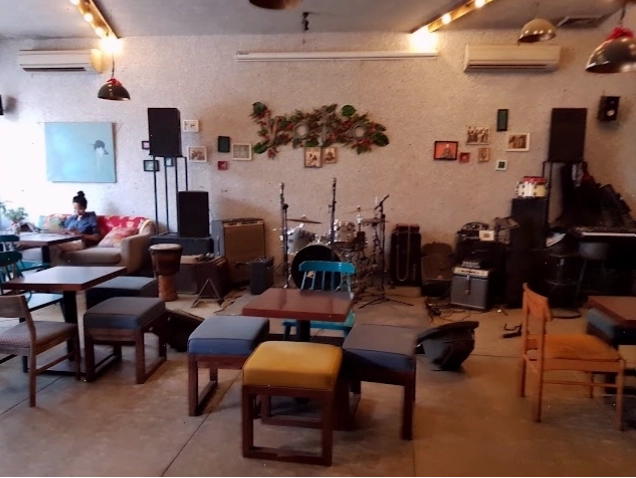 Không gian sôi động của Yoko Cafe với ban nhạc đang biểu diễn
