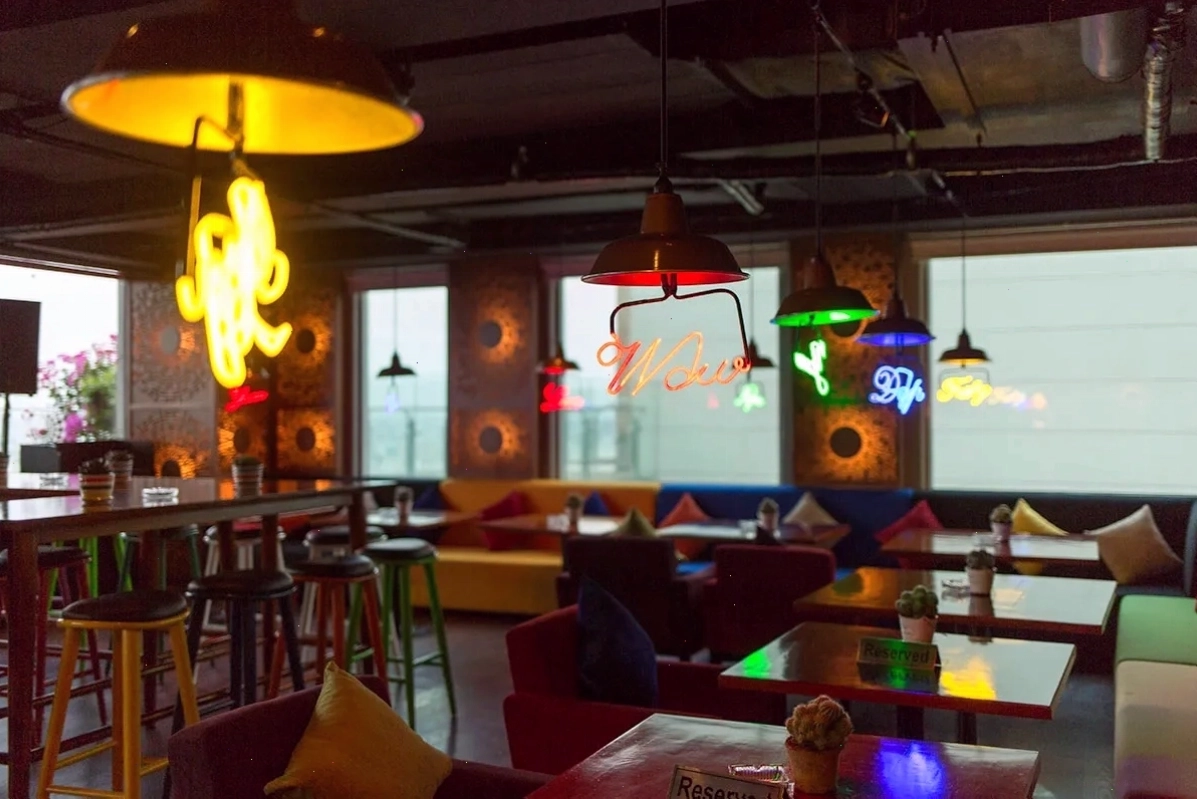 Không gian terrace ngoài trời của Shri Restaurant & Lounge với tầm nhìn thành phố