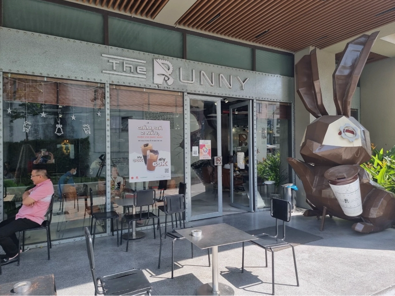 Không gian The Bunny Coffee Hà Đô Centrosa nhìn từ bên ngoài