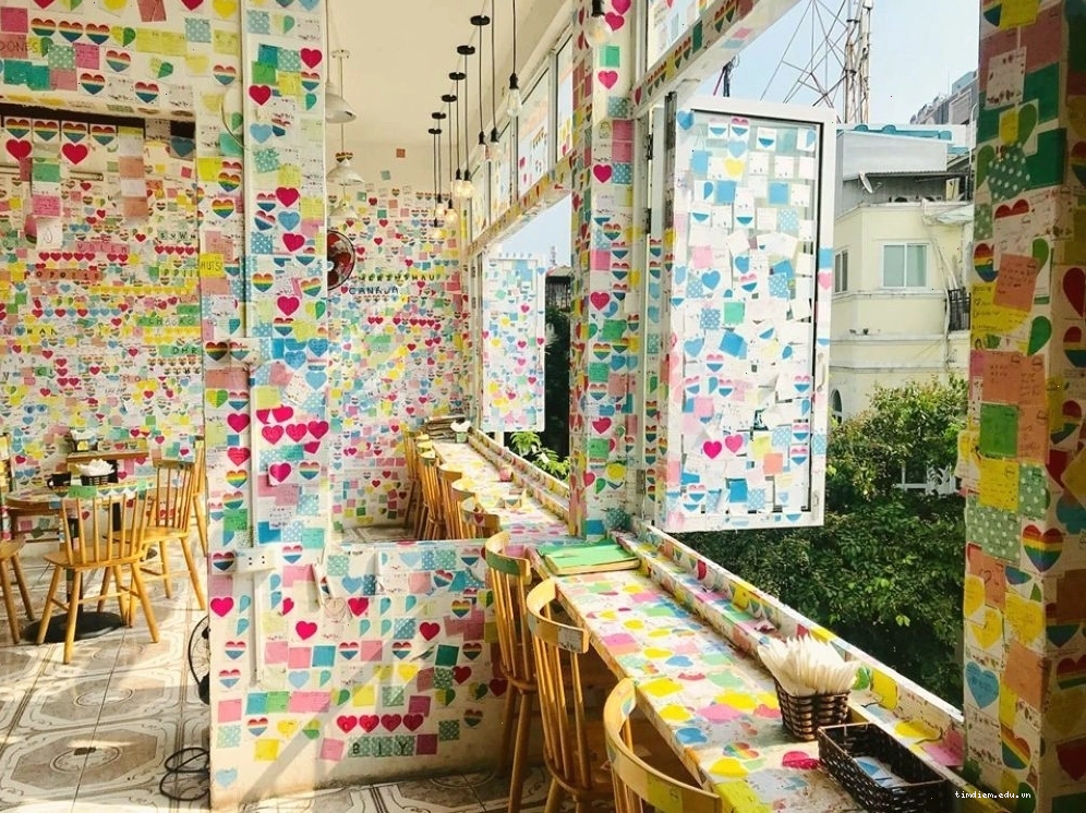 Không gian The Note Coffee với những lời nhắn trên tường