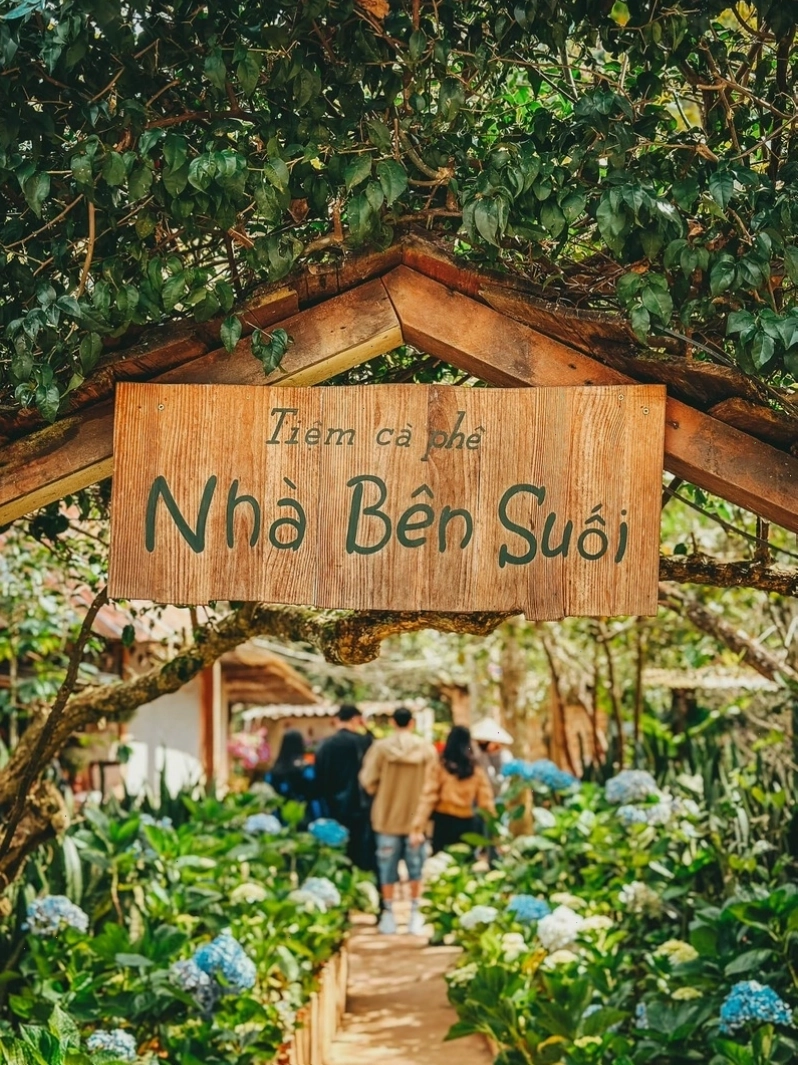 Không gian thơ mộng tại Tiệm Cà Phê Nhà Bên Suối Đà Lạt