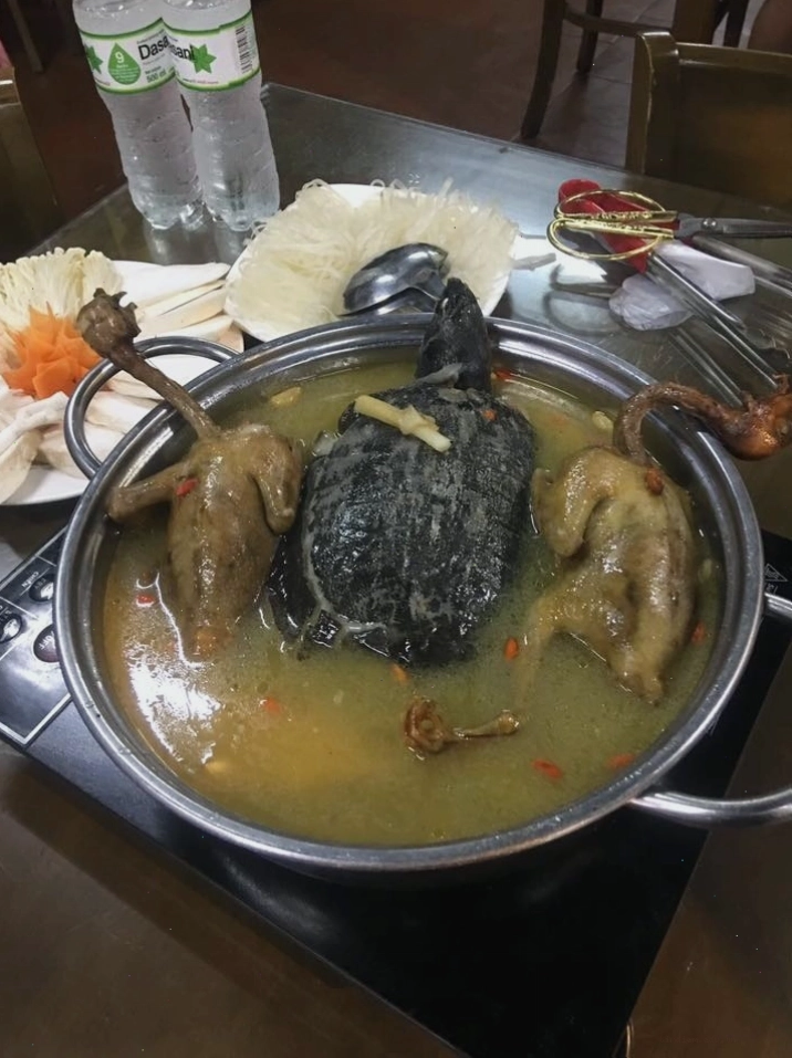Không gian thoáng đãng bên trong nhà hàng Tuấn Hương