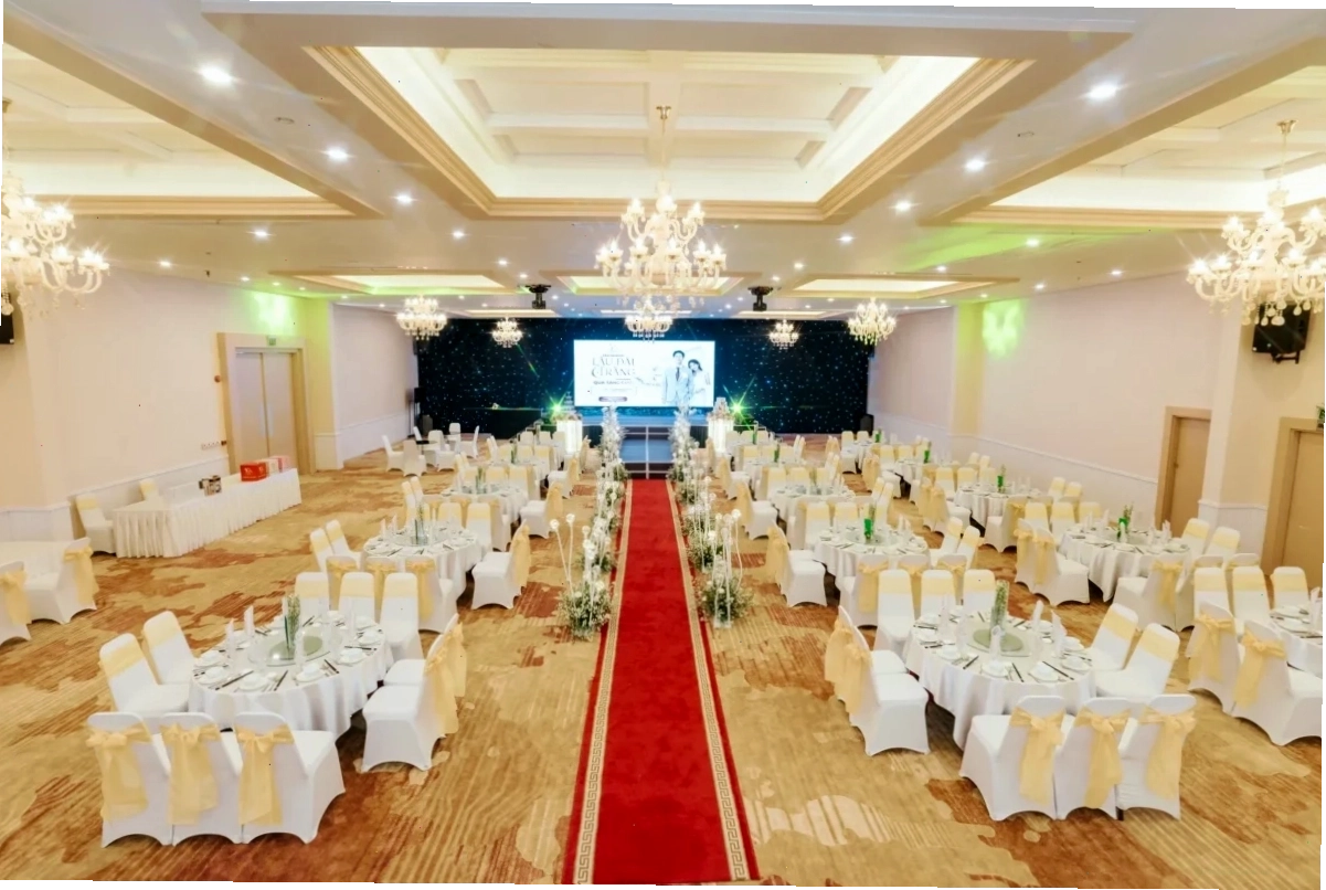 Không gian thoáng đãng của nhà hàng Claris Palace