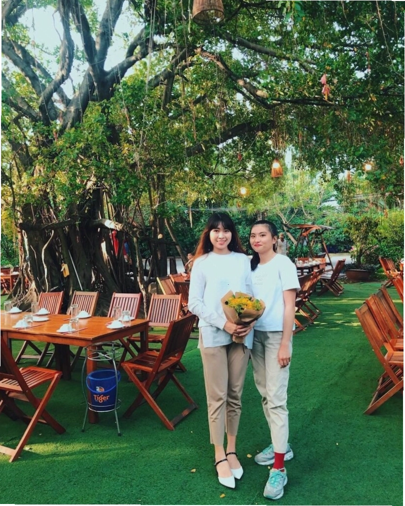 Không gian thoáng đãng của Nhà hàng Sân Vườn Bên Sông Kha Vạn Cân với nhiều cây xanh