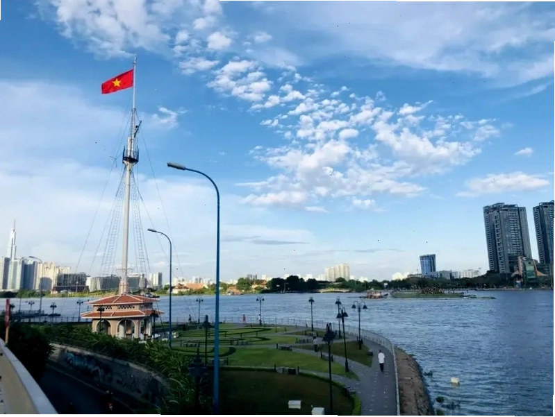Không gian thoáng đãng, nhiều cây xanh tại Công viên Bến Bạch Đằng