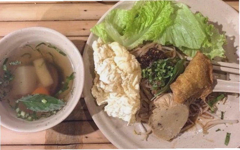 Không gian thoáng đãng tại nhà hàng chay Hương Sen