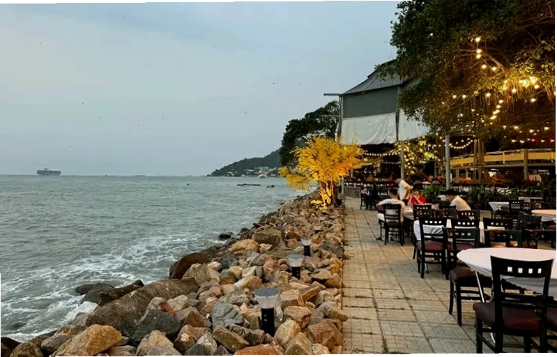 Không gian thoáng đãng tại nhà hàng Gành Hào