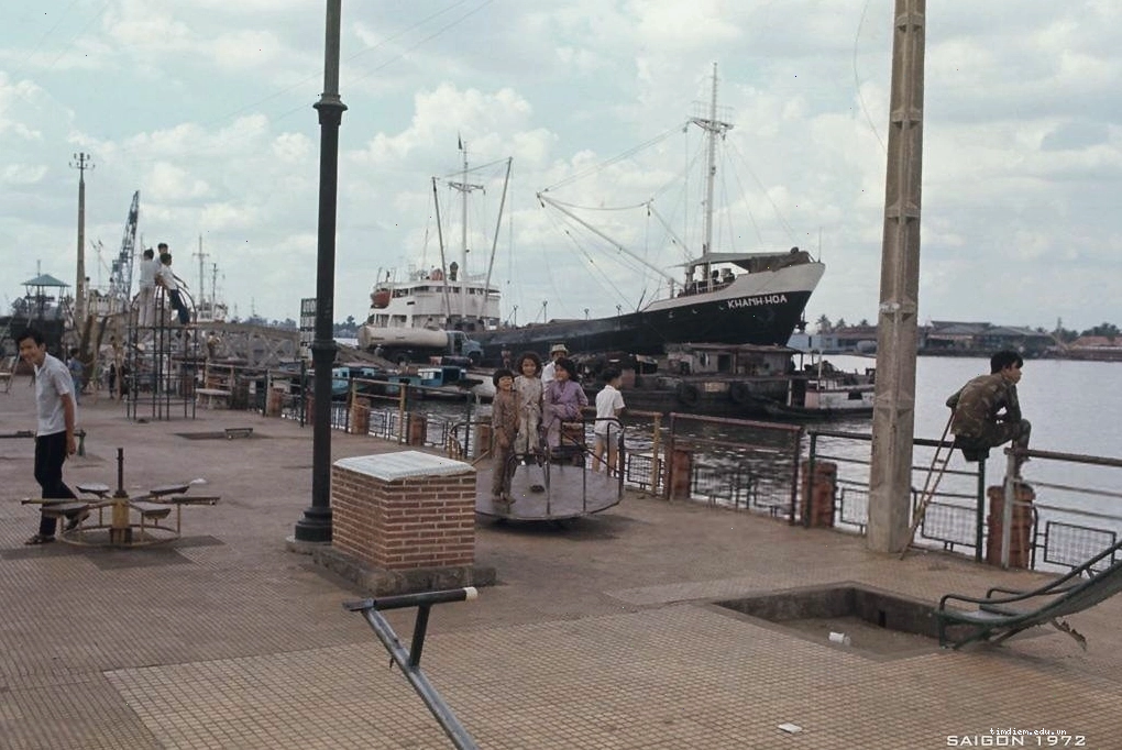 Không gian thoáng đãng và sạch sẽ của công viên ven biển Bạch Đằng
