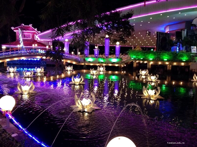 Không gian thoáng đãng với cây xanh và mặt nước tại Công viên Nước Đầm Sen