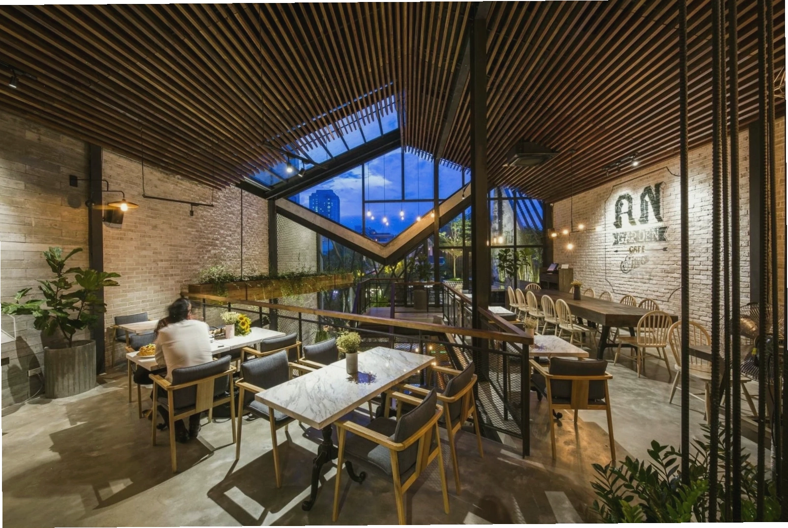 Không gian thư giãn tại một quán cafe ở Hà Nội