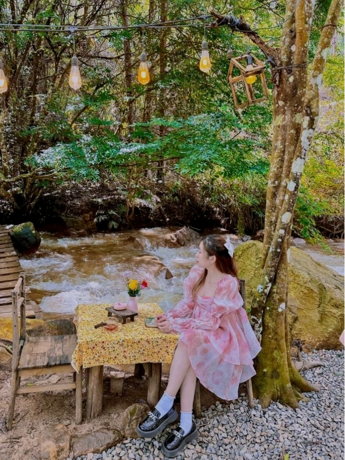 Không gian thư giãn tại quán cafe Nhà bên Suối