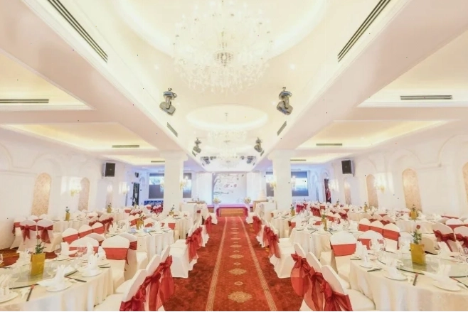 Không gian tiệc cưới ấm cúng tại nhà hàng Hương Phố