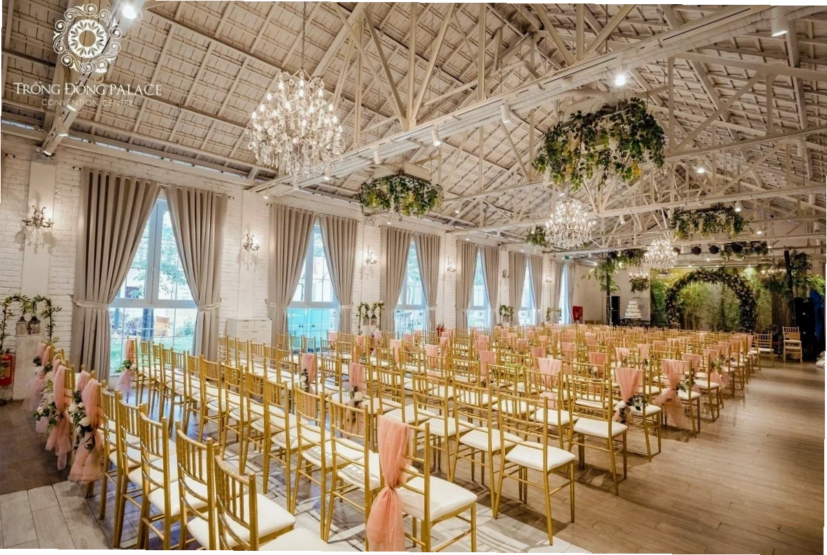 Không gian tiệc cưới tại Trống Đồng Palace Linh Đàm với bàn ghế thanh mảnh và hoa pastel