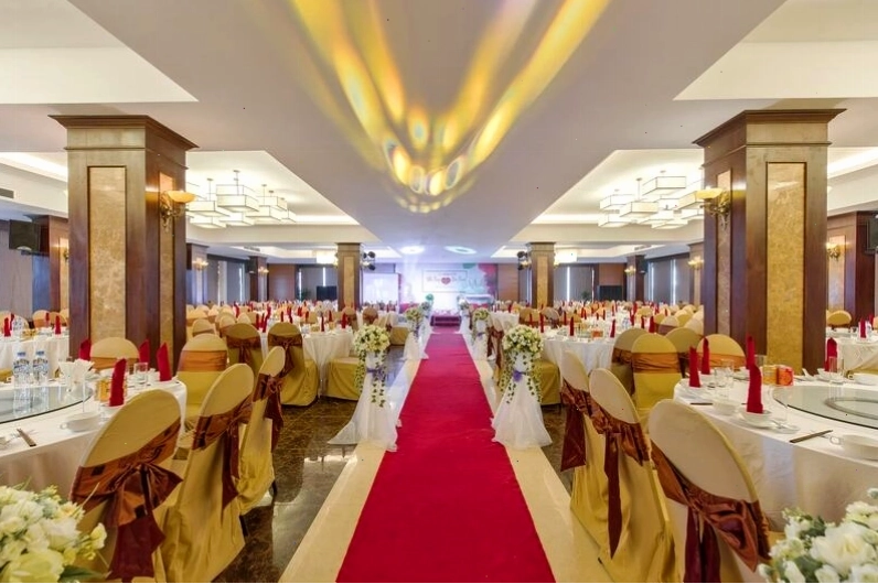 Không gian tổ chức tiệc cưới sang trọng tại khách sạn