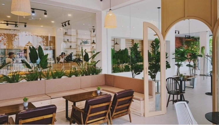 Không gian tràn ngập cây xanh tại Lofita Tea & Coffee