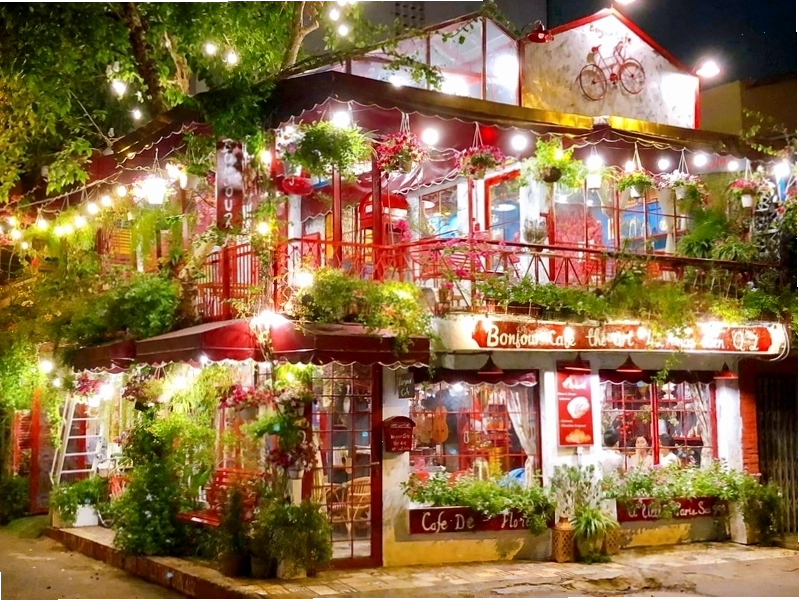 Không gian tràn ngập hoa tươi tại Bonjour Cafe The Art, Thảo Điền