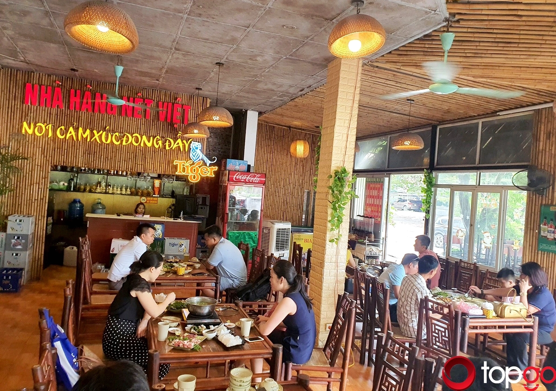 Không gian trang nhã, hiện đại với cách trang trí bằng lồng chim và mây tre tại Nhà hàng Nét Việt