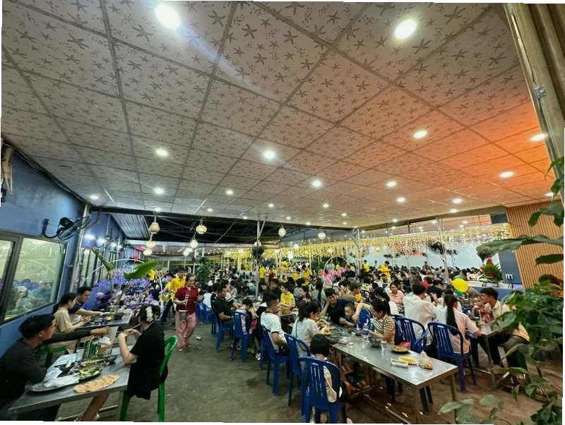 Không gian tụ tập bạn bè tại Hải sản Năm Đảnh