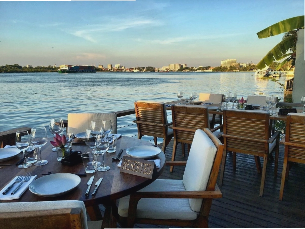 Không gian view sông cực chill tại The Deck Saigon
