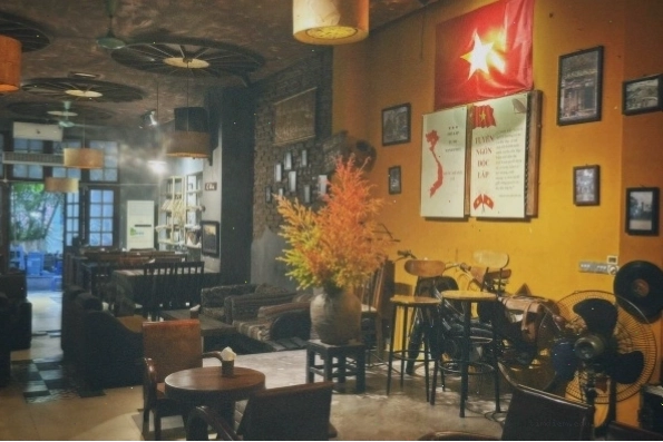 Không gian vintage ấm cúng tại Xom Cafe