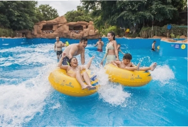 Không gian xanh mát bao quanh công viên nước