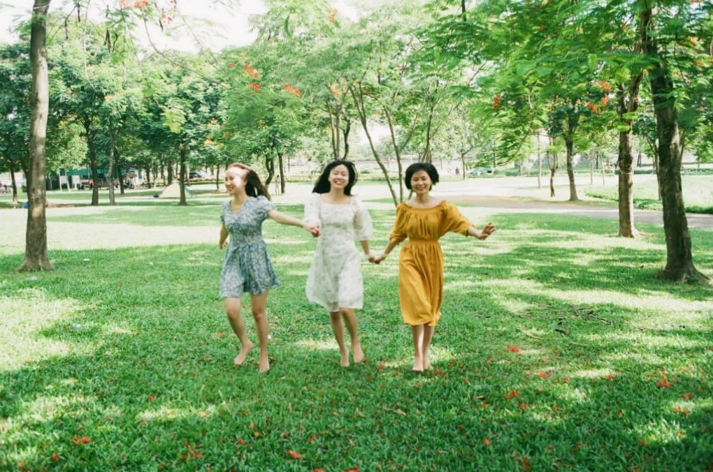 Không gian xanh mát bên hồ nước tại Công viên Yên Sở