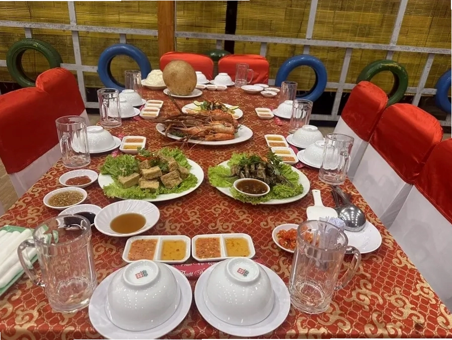 Không gian xanh mát bên ngoài nhà hàng Cồn Phụng Bến Tre