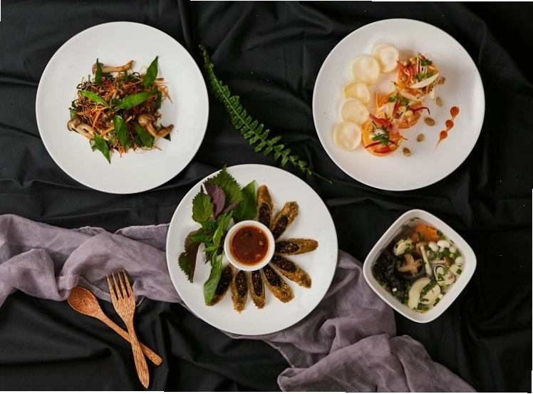 Không gian xanh mát của một quán chay