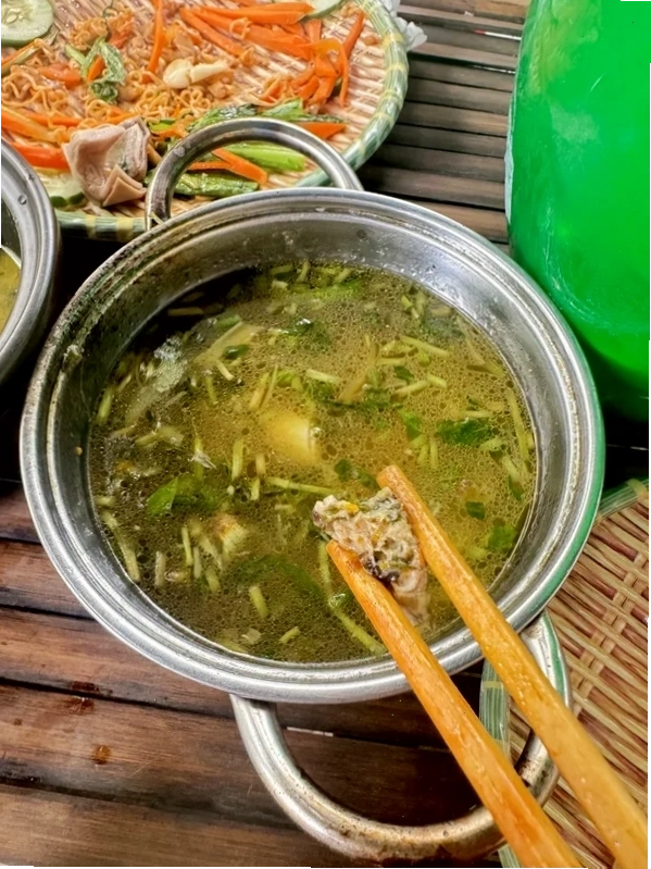 Không gian xanh mát của Nhà hàng Gió Sông nhìn ra sông nước thơ mộng