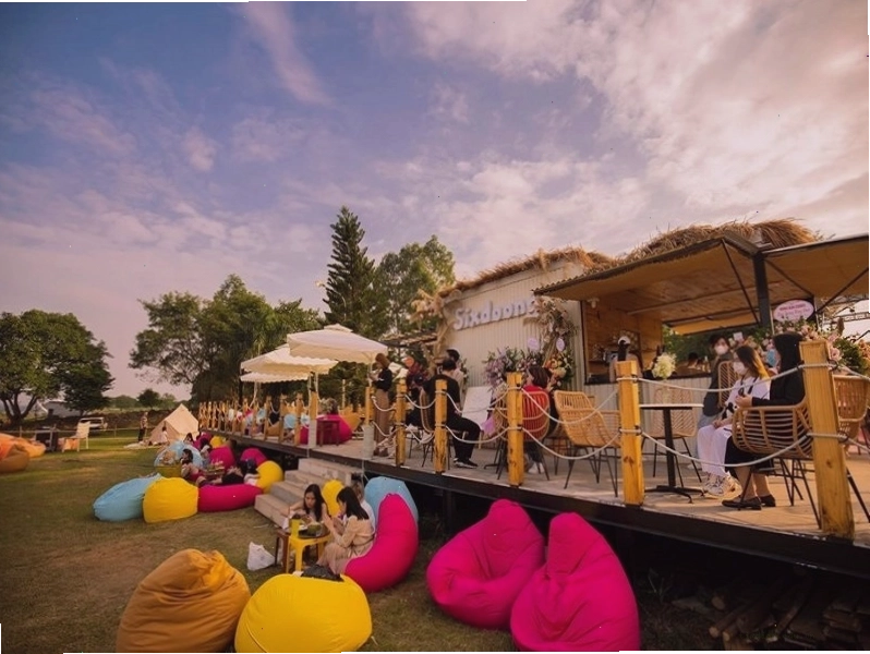 Không gian xanh mát của SixDoong Cafe & Camping bên bãi đá sông Hồng