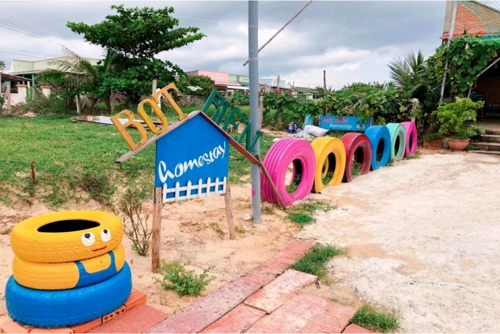 Không gian xanh mát tại Bot Bien Homestay Mũi Né với vườn hoa và cây xanh