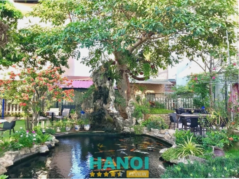 Không gian xanh mát tại KOI Garden Coffee với hồ cá Koi lớn