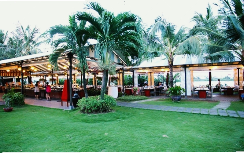Không gian xanh mát tại nhà hàng Buffet Tân Cảng, một trong những nhà hàng ven sông Sài Gòn lý tưởng