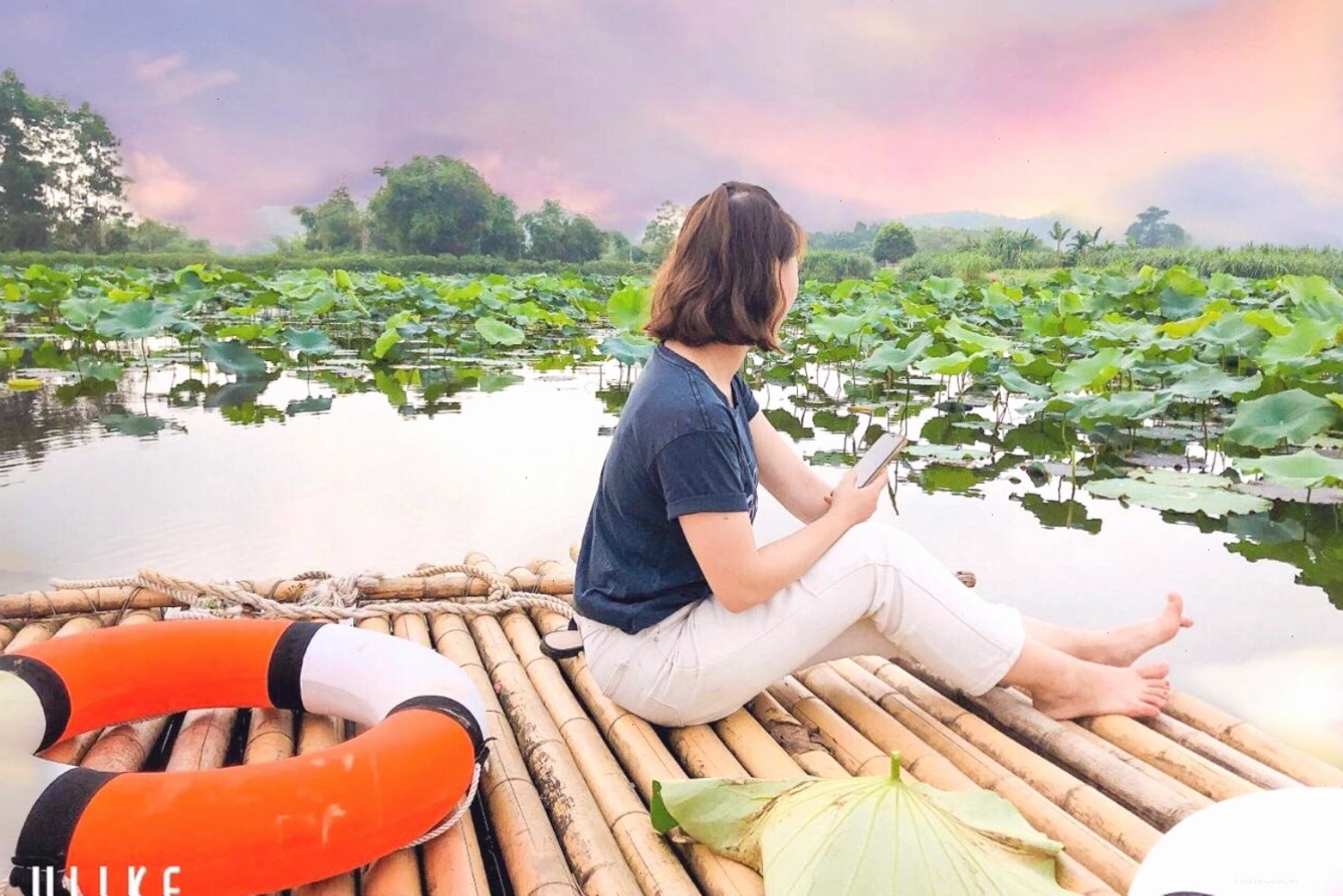 Không gian xanh mát tại Sen Villas Ba Vì với hồ sen và cây cối bao quanh