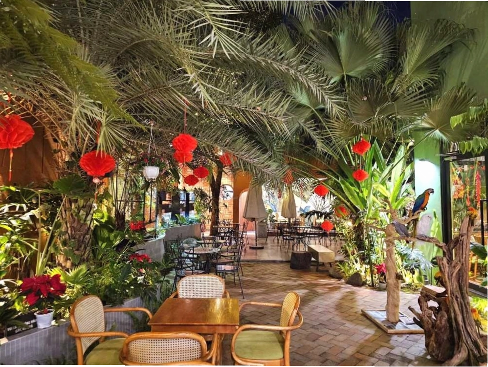 Không gian xanh mát và thoáng đãng tại PET ME Cafe
