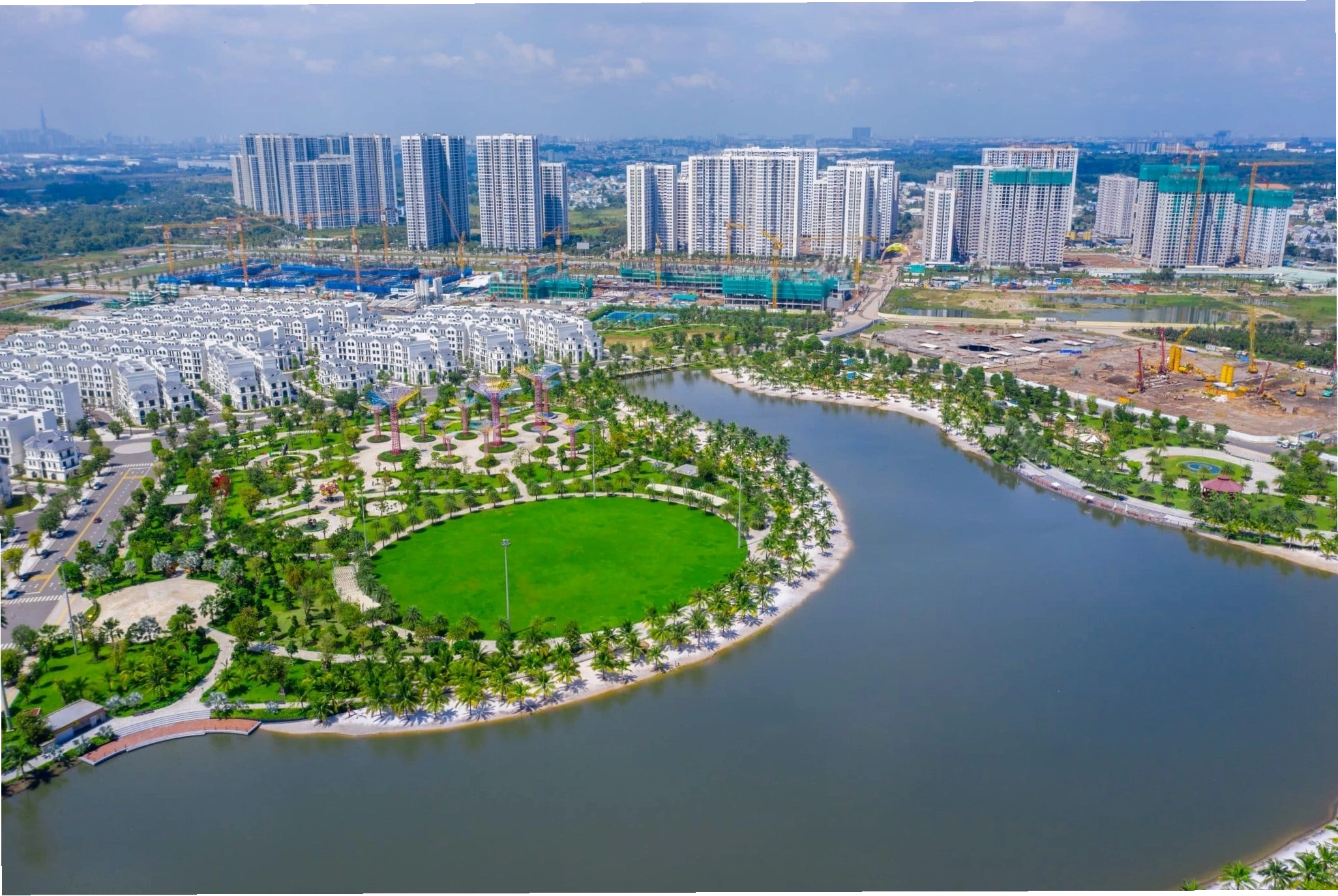 Không gian xanh mát và trong lành tại Công viên Ánh Sáng Vinhomes Grand Park