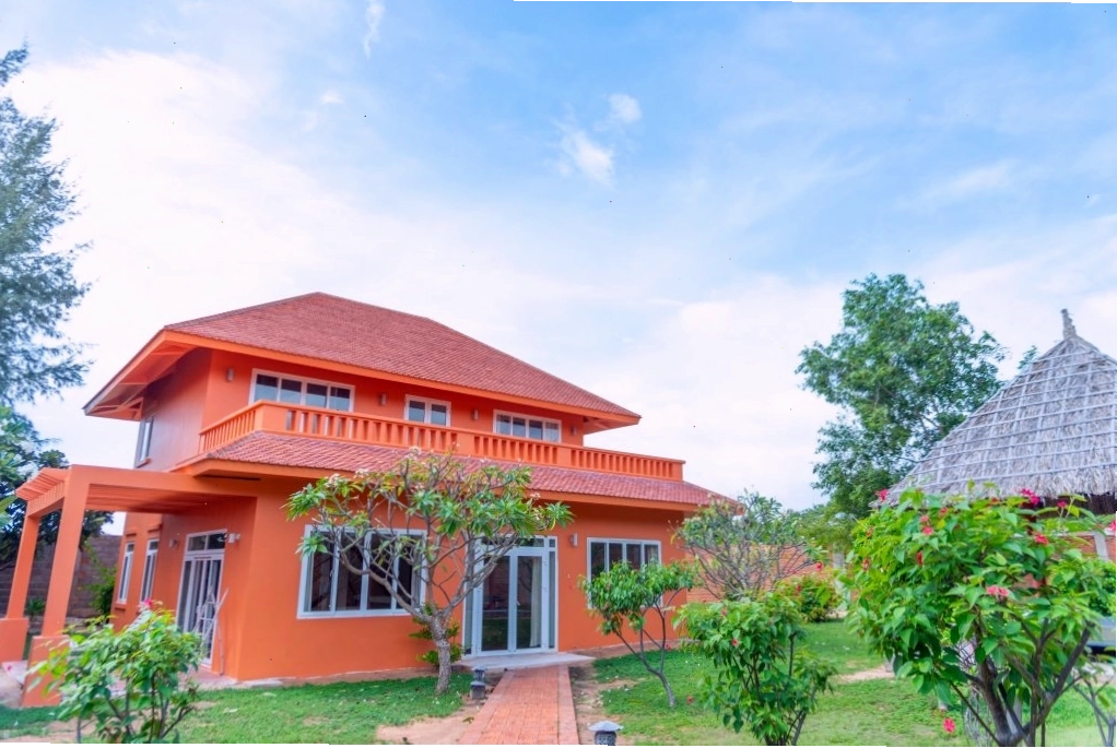 Không gian xanh mát với hồ bơi tại Full Moon Village Resort Mũi Né