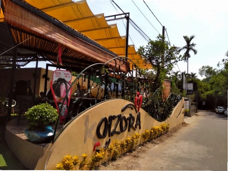 Không gian xanh mát với hồ cá Koi tại Koizora Coffee & More