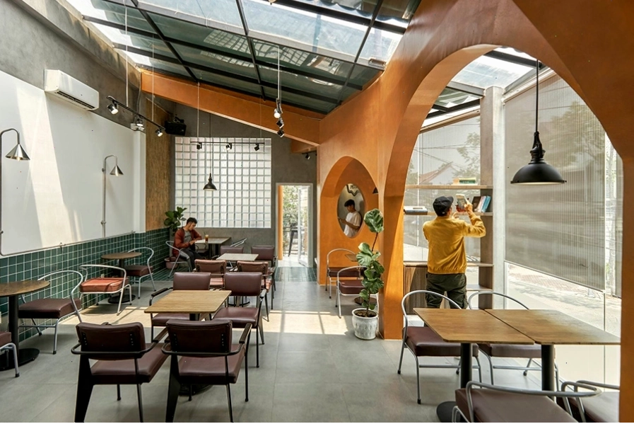 Không gian xanh mát với nhiều cây cối tại một quán cafe thư giãn