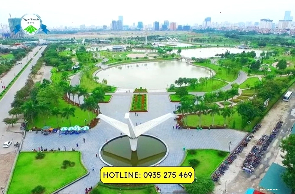Không gian xanh rộng lớn của Công viên Hòa Bình về đêm, thích hợp cho dạo bộ và picnic