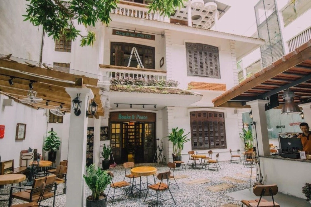 Không gian yên tĩnh với cây xanh tại Tiny Cafe Hoàng Hoa Thám