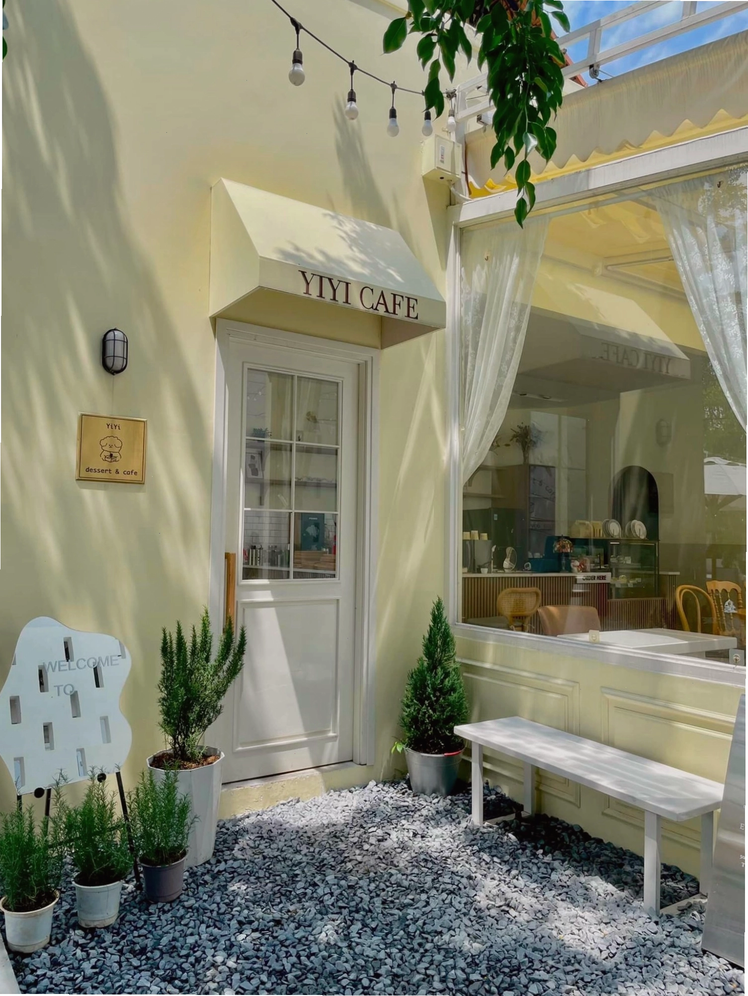 Không gian Yiyi Dessert Cafe với tông màu trắng chủ đạo, phong cách Hàn Quốc